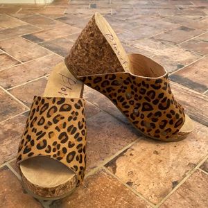 WOMEN’S BLOWFISH LEOPARD HAIR/CORK WEDGE SZ 9